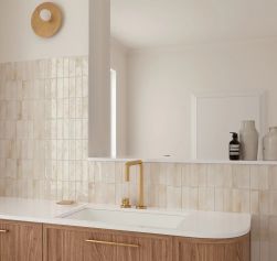 wizualizacja łazienki z beżową cegiełką w połysku na ścianie z lustrem