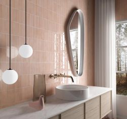 wizualizacja łazienki z różową cegiełką na ścianie