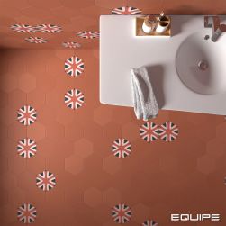 Pomarańczowa łazienka z płytkami heksagonalnymi dekoracyjnymi Coimbra Dolce z białą szafką z umywalką
