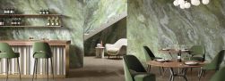 Restauracja wyłożona zielonymi płytkami imitującymi kamień Marmi Maxfine Connemarble Irish, z barem, okrągłymi stolikami i zielonymi krzesłami