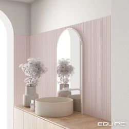 Romantyczna łazienka z częścią ściany wyłożoną różowymi cegiełkami matowymi z reliefami Costa Nova Onda Pink Stony Matt z jasną, drewnianą szafką, okrągłą umywalką nablatową, lustrem i kwiatami