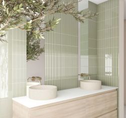 Przytulna łazienka z jasnozielonymi cegiełkami w połysku i z reliefami Costa Nova Onda Tansy Green Gloss na ścianie, z jasną drewnianą szafką z dwiema umywalkami nablatowymi i dwoma lustrami
