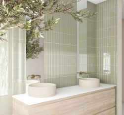 Przytulna łazienka z jasnozielonymi cegiełkami w połysku i z reliefami Costa Nova Onda Tansy Green Gloss na ścianie, z jasną drewnianą szafką z dwiema umywalkami nablatowymi i dwoma lustrami