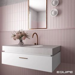 Romantyczna łazienka ze ścianą wyłożoną różowymi cegiełkami matowymi z reliefami Costa Nova Praia Pink Stony Matt z białą szafką wiszącą z umywalką, lustrem i okrągłymi kinkietami
