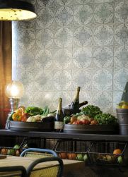 Zbliżenie na ścianę wyłożoną płytkami vintage FS-3 45x45 z szafką z owocami i szampanem