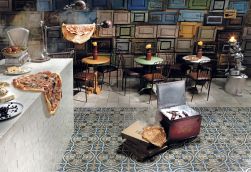Kolorowa restauracja z okrągłymi stolikami, krzesłami, skrzynią z napojami, naczyniami, pizzą i płytkami podłogowymi FS-2 45x45
