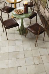 Restauracja z okrągłymi stolikami, brązowymi krzesłami, talerzem z pizzą i płytkami podłogowymi FS-0 45x45