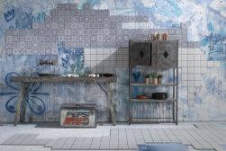 Pokój ze starymi, drewnianymi meblami, szafką, stołem, umywalką, skrzynią Pepsi, ozdobami i płytkami ściennymi FS Faenza-A 33x33