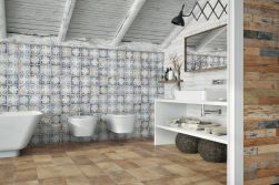 Łazienka z białą wanną, toaletą, bidetem, umywalką nablatową, prostokątnym lustrem i płytkami z kolekcji FS Melvin