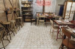 Restauracja w stylu retro ze stołami, krzesłami, taboretami, naczyniami, białą szafą, neonem i płytkami podłogowymi FS Mirambel-M 33x33