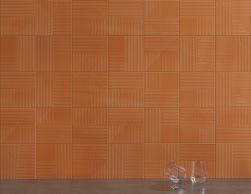 Pomarańczowa ściana z płytkami z kolekcji Lins z brązowym blatem z dwoma szklankami