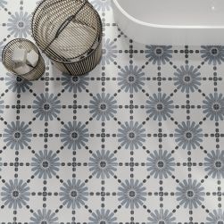 Widok z góry na podłogę w łazience z płytkami patchworkowymi z kolekcji Aruba z białą wanną i dwoma koszami