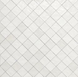 Biała ściana wyłożona kwadratowymi cegiełkami z kolekcji Riad