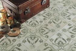 Skrzynia skórzana na podłodze wyłożonej płytkami z kolekcji FS Ivy