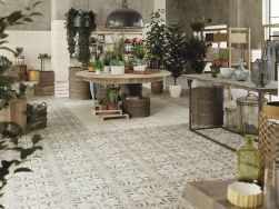 Pokój z okrągłym i prostokątnym stołem, doniczkami, roślinami i płytkami z kolekcji FS Ivy