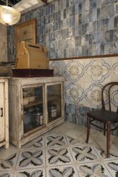 Restauracja z szafką podłogową, kasą w stylu vintage, krzesłem i płytkami z kolekcji FS Raku