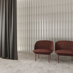 Minimalistyczny pokój z dwoma bordowymi fotelami, zasłoną i płytkami Bow Silver na ścianie