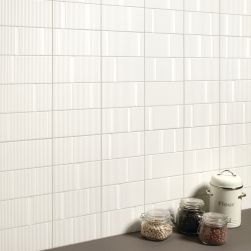 Zbliżenie na ścianę pokrytą płytkami Beat White z kuchennym blatem z naczyniami