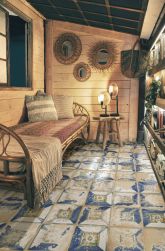 Pokój z drewnianymi panelami na ścianach, trzem lustrami, leżanką, stolikiem z lampami i płytkami z kolekcji FS