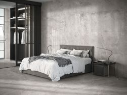 Sypialnia wyłożona szarymi płytkami imitującymi kamień Dome Ash z podwójnym łóżkiem, stolikiem nocnym i szafą