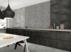 Kuchnia, meble w antracytowym kolorze, czarna lampa, biały stół, na blacie kuchennym akcesoria, część ściany wyłożona szarymi płytkami z kolekcji Land i Decorado Brick Gris 20x50 płytka dekoracyjna