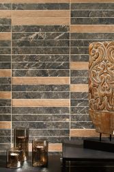 Ściana wyłożona brązowymi płytkami imitującymi kamień z elementami drewna Brick Capri Black Mix z ozdobami