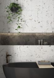 Ściana w łazience wyłożona płytkami imitującymi marmur Brick Lure z czarną wanną wolnostojącą i półką w ścianie