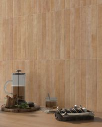 Ściana i blat wyłożone płytkami drewnopodobnymi Brick Onik z dzbankiem herbaty i ciastkami