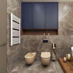 Brązowa łazienka z beżowym bidetem wiszącym Molis Yasmiin, pasującą miską WC i niebieską szafką nad nimi