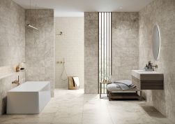 łazienka wyłożona szarymi płytkami Dorcia Greige 60x120 z wanną wolnostojącą , podwieszaną umywalką prysznicem oraz podświetlanym lustrem