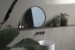 pomieszczenie wyłożone szarymi płytkami Dorcia Silver 60x120 z lustrem oraz ozdobnymi roślinami