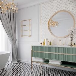 Romantyczna łazienka z biało-czarną podłogą i ścianą wyłożoną biało-złotą mozaiką Lordy Hillson Carrara, z białą wanną wolnostojącą, zieloną szafką z kosmetykami i kwiatem, okrągłym lustrem i żyrandolem