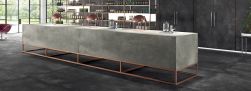 Pomieszczenie z kosmetykami wyłożone czarnymi płytkami imitującymi beton Walk On Dust