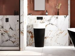 Elegancka łazienka z marmurowymi płytkami oraz biało-czarną umywalką wolnostojącą owlaną Besco Uniqa B&W, czarną baterią podtynkową, wanną i kabiną prysznicową