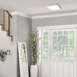 Plafon AJAX 17W LED w szarym korytarzu z białymi dodatkami