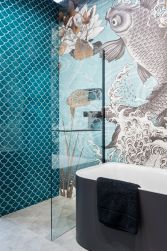 Łazienka z tapetą na ścianie i błękitną mozaiką Mini Fish Scale Bali 88, z kabiną prysznicową i czarną wanną