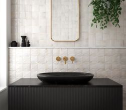 Płytka biała, w połysku na ścianie