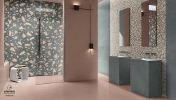 Kolorowa łazienka ze ścianą pod prysznicem wyłożoną zielonymi płytkami lastryko z kolekcji Medley Green Rock, z dwoma umywalkami stojącymi i prostokątnymi lustrami
