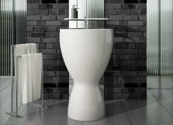 Nowoczesna łazienka w szarości z białą umywalką wolnostojącą owalną Eto Bobo, półeczką z mydłem i stojakiem z białymi ręcznikami