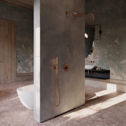 Łazienka ze ścianą na środku z zestawem prysznicowym podtynkowym w kolorze miedzi szczotkowanej Omnires Y