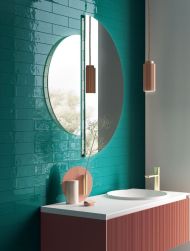 Płytki z kolekcji Fio Glossy Brick na ścianie, w połysku, zielone
