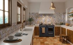 Kuchnia w stylu rustykalnym, na ścianie rękaw kuchenny z płytek FS Campania Amalfi LT 33x33 płytka patchworkowa