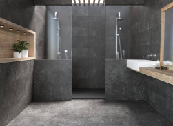 nooczesna łazienka, dwie kabiny prysznicowe, drewniane elementy, duże lustro, na podłodze i na, ścianie płytki grain stone black
