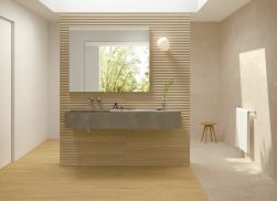 Jasna łazienka z podłogą wyłożoną płytkami drewnopodobnymi Granier Natural ze ścianką na środku z wiszącą półką z umywalką i dużym lustrem