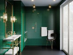 Łazienka ze ścianami wyłożonymi zieloną mozaiką Hexagon Maui z kabiną prysznicową, umywalką na złotym stelażu i lustrem w złotej ramie