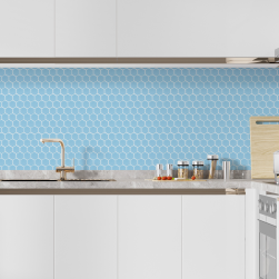 Ściana w kuchni wyłożona jasnoniebieską mozaiką Hexagon Montana 51 Matt z białymi meblami