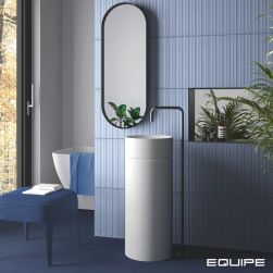Niebieska łazienka ze ścianą wyłożoną płytkami Hopp Bro Blue z umywalką stojącą i owalnym lustrem