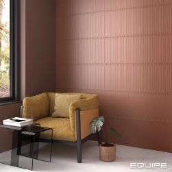 Pokój ze ścianą wyłożoną brązowymi płytkami Hopp Bro Terra z żółtym fotelem