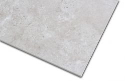 Zbliżenie na detale powierzchni płytki imitującej beton w kolorze szarym At.Edge Ceniza 60x60