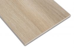 Zbliżenie na detale beżowej płytki imitującej drewno At.Rainier Arena 20x120